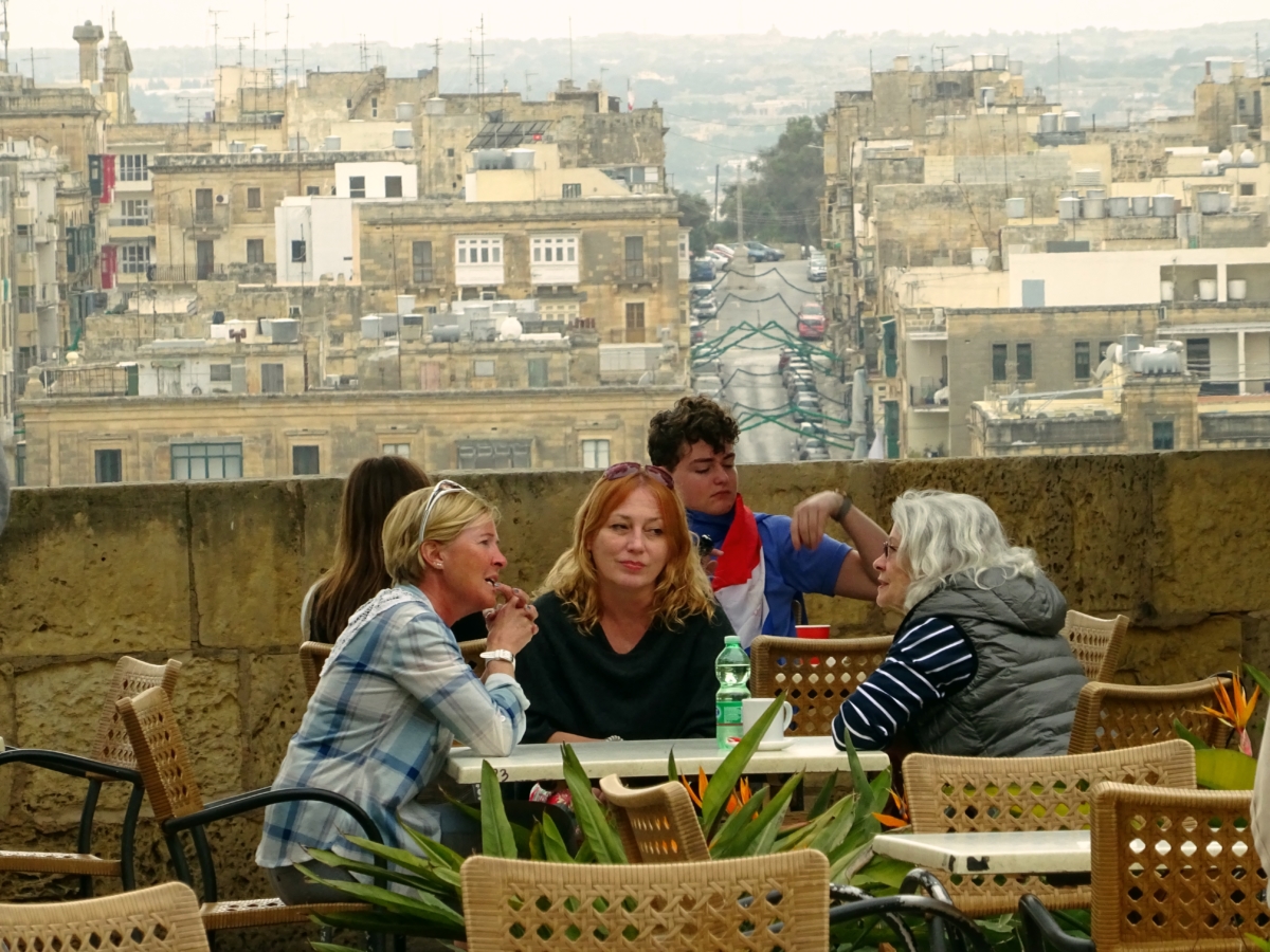 Čo vidieť vo Vallette na Malte? Mesto, ktoré zvládneš raz-dva. Spísal som ti zoznam vecí kam ísť a kde sa dobre najesť. Valletta je hlavné mesto Malty, ktoré je jedno z najmenších, aké som kedysi navštívil. Má divokú históriu, ktorú tu uvidíš na každom rohu.