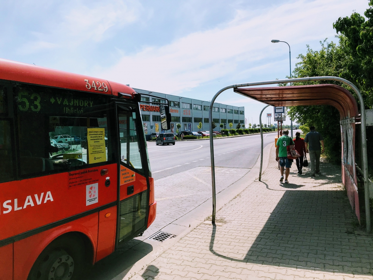 Ako sa dostať na nudapláž Zlaté Piesky autom, autobusom, MHD, električkou