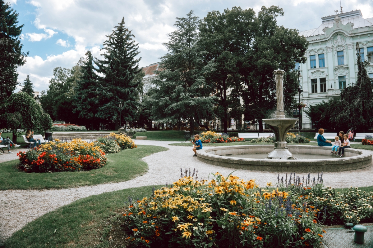 Park v Košiciach na námesti.