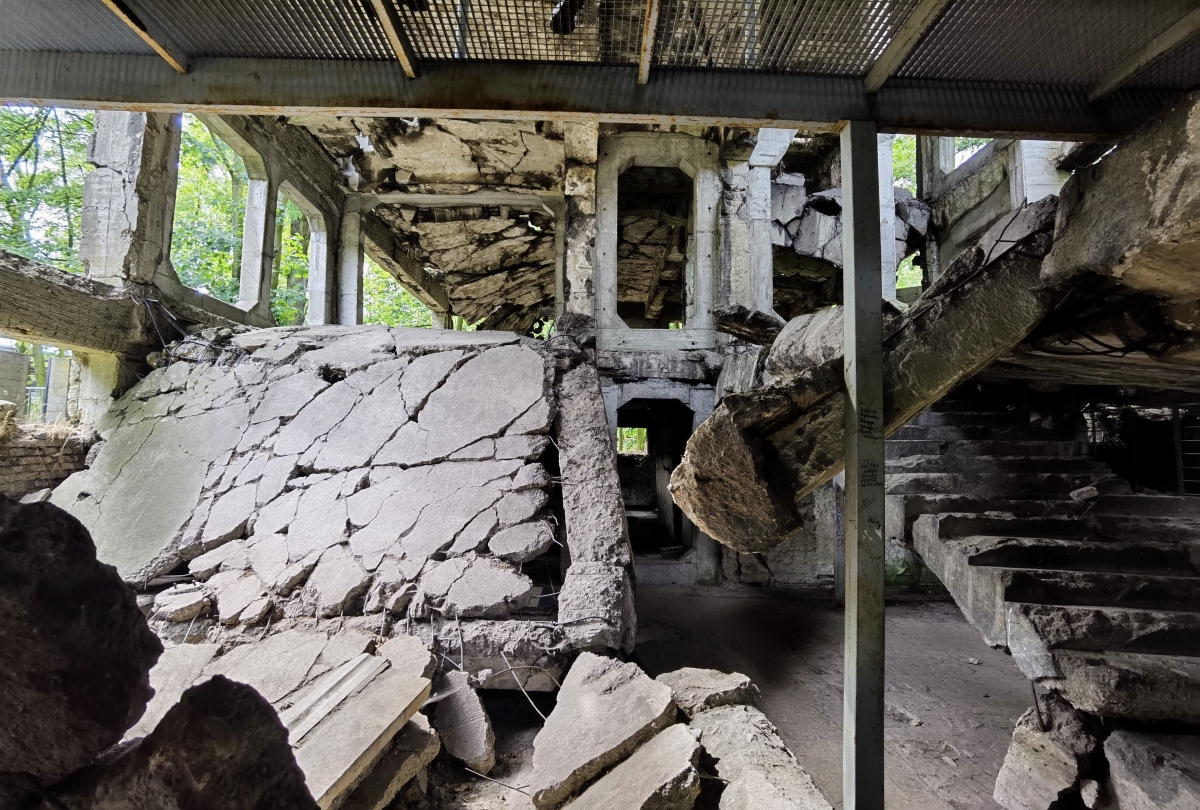 Budova vo Westerplatte, ktorú zničila nemecká bomba. Foto: Huawei P40 Pro.
