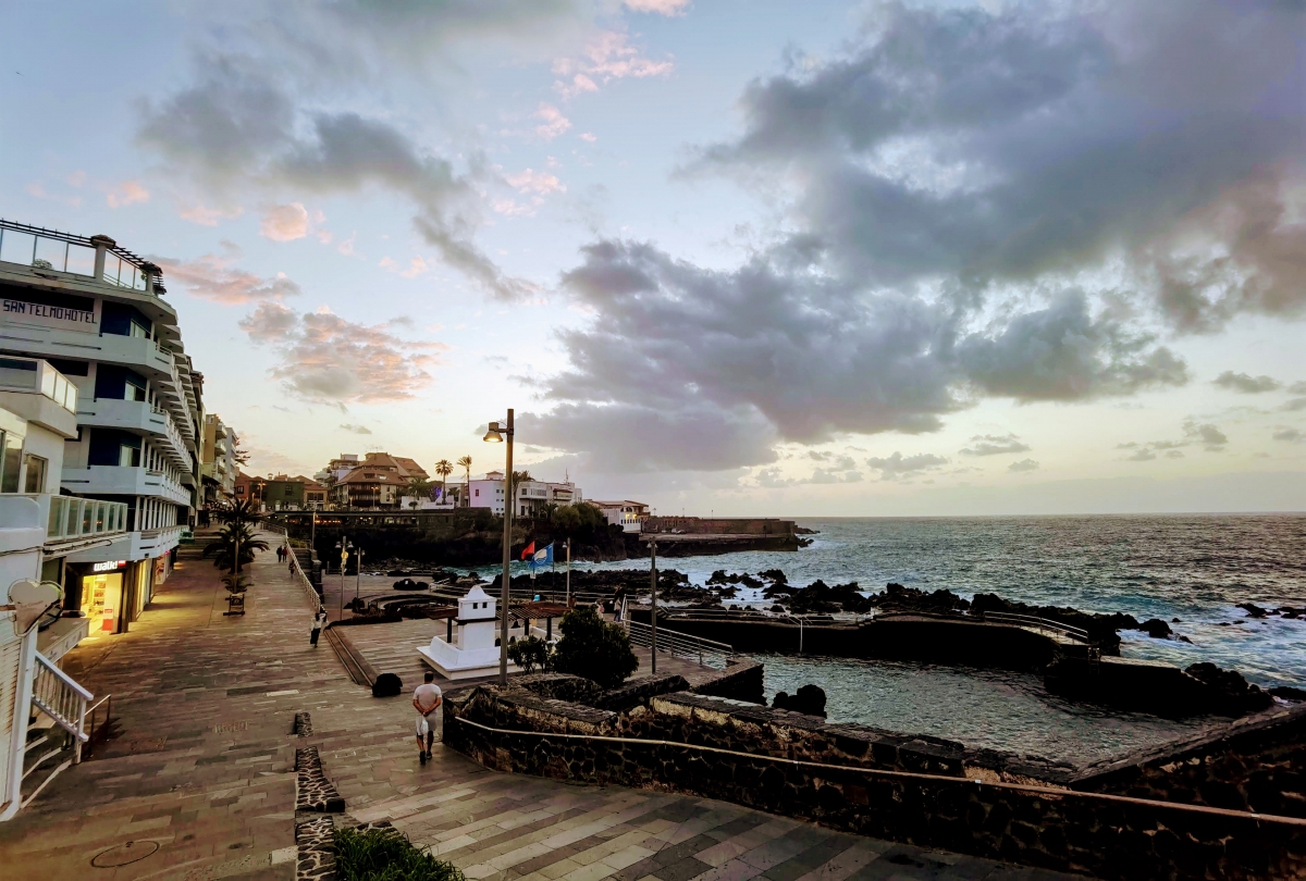 Promenáda v Puerto De La Cruz.