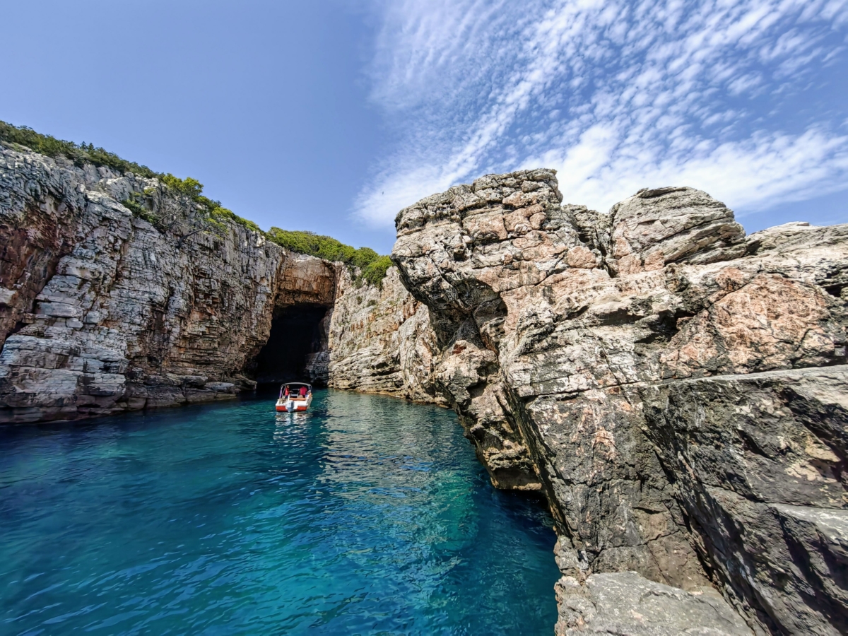 Jaskyňa do ktorej sa dá plávať, kúsok od nudistickej pláže na ostrove Lokrum v Dubrovníku