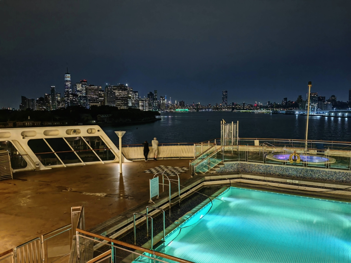 Queen Mary 2 parkuje v New Yorku
