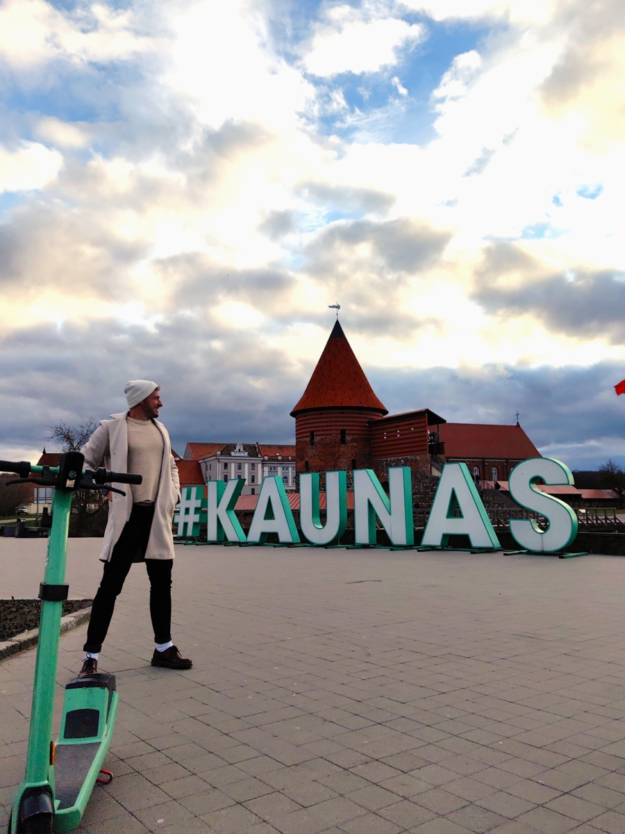 Nápis Kaunas a jeho hrad v pozadí