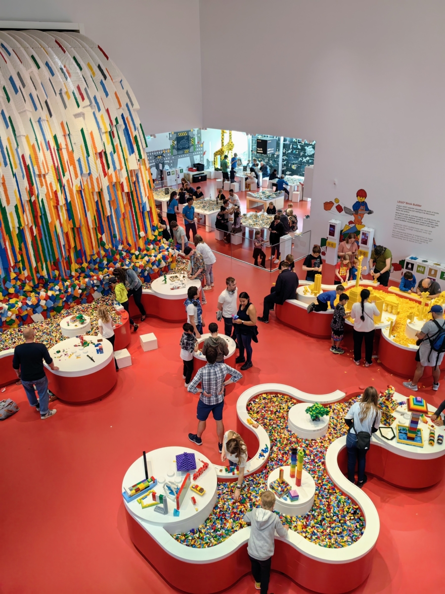 Deti a dospelí sa spolu hrajú v Legolande